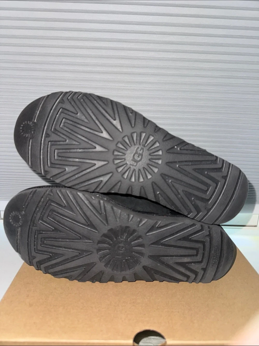 Ugg Bailey Button II. Size 9